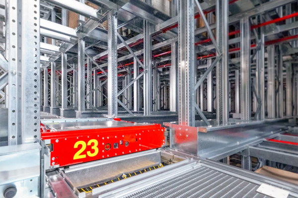 Automated pallet shuttle system in a warehouse