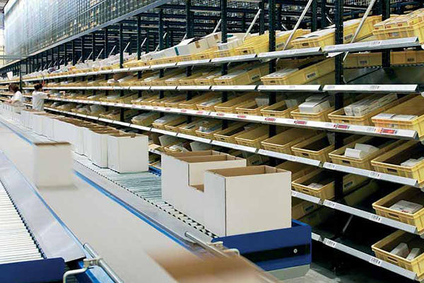 A pick module setup using pick to light on gravity shelving with conveyor